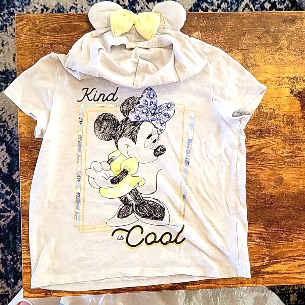 Tee shirt with hood. Minnie mouse.